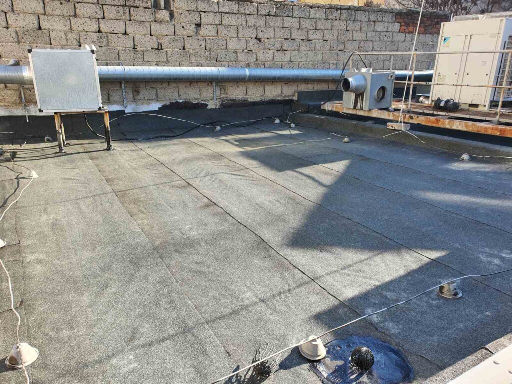 Полагане на хидроизолация при ремонт на покрив на магазин от голяма хранителна верига, Хидростоп