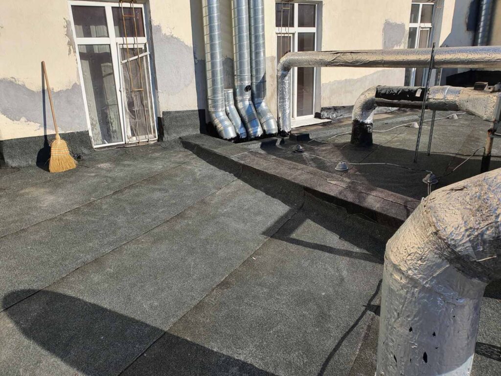 Полагане на хидроизолация при ремонт на покрив на магазин от голяма хранителна верига, Хидростоп