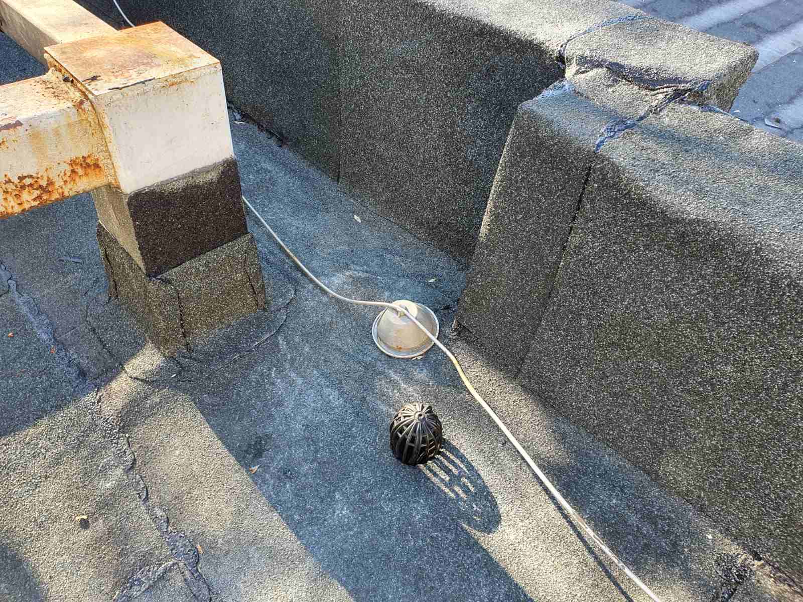 Полагане на хидроизолация при ремонт на покрив на магазин от голяма хранителна верига, Хидростоп