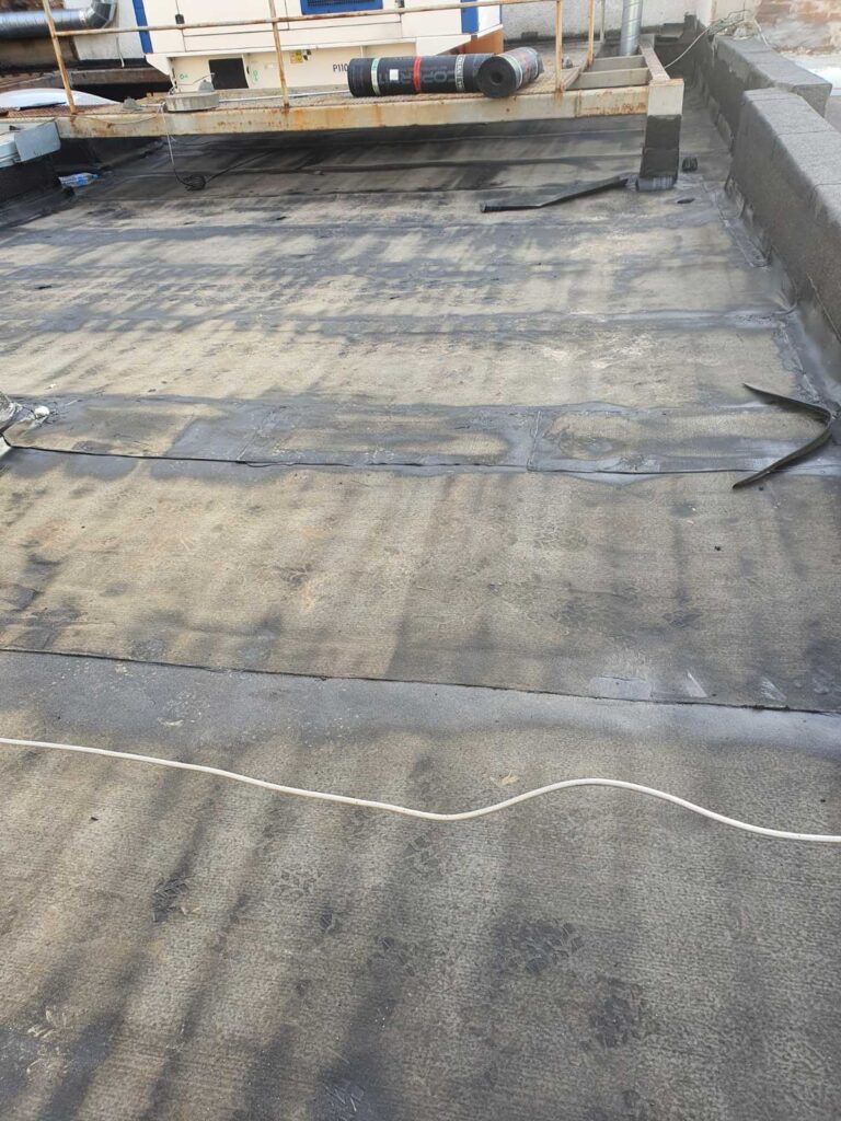 Полагане на хидроизолация при ремонт на покрив на магазин от голяма хранителна верига, Хидростоп