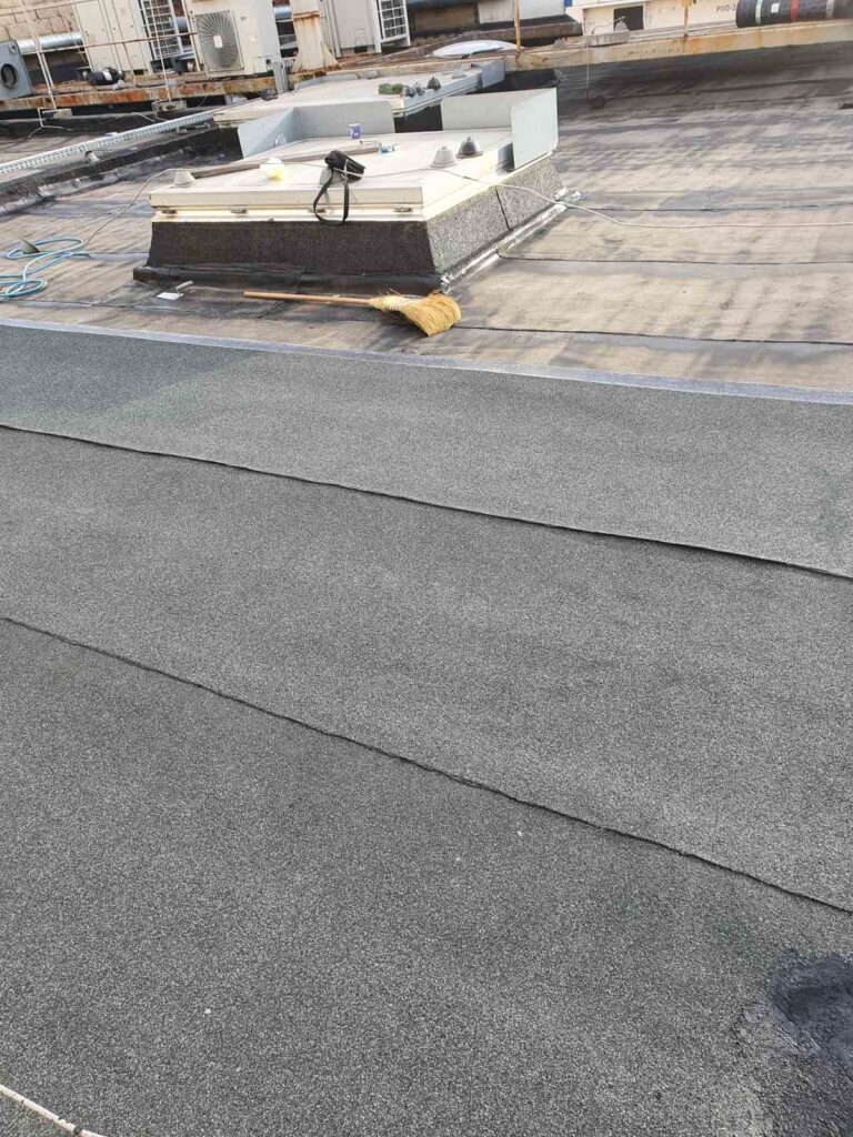 Полагане на хидроизолация при ремонт на покрив на магазин от голяма хранителна верига, Хидростоп