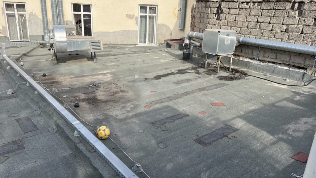 Полагане на хидроизолация при ремонт на покрив на магазин от голяма хранителна верига, Хидростоп