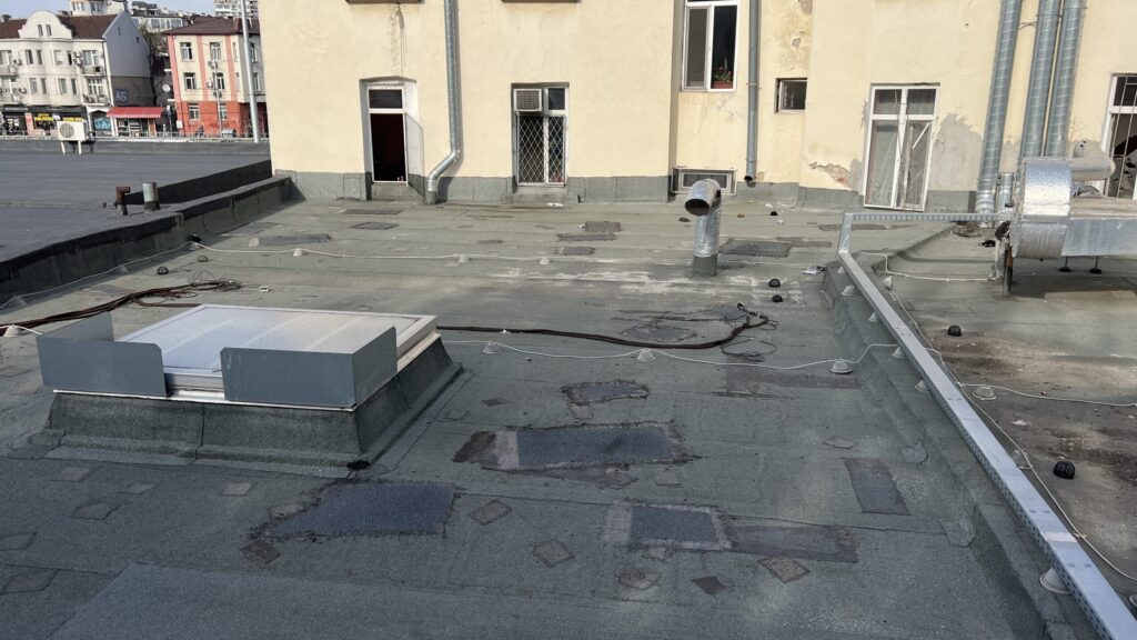 Полагане на хидроизолация при ремонт на покрив на магазин от голяма хранителна верига, Хидростоп