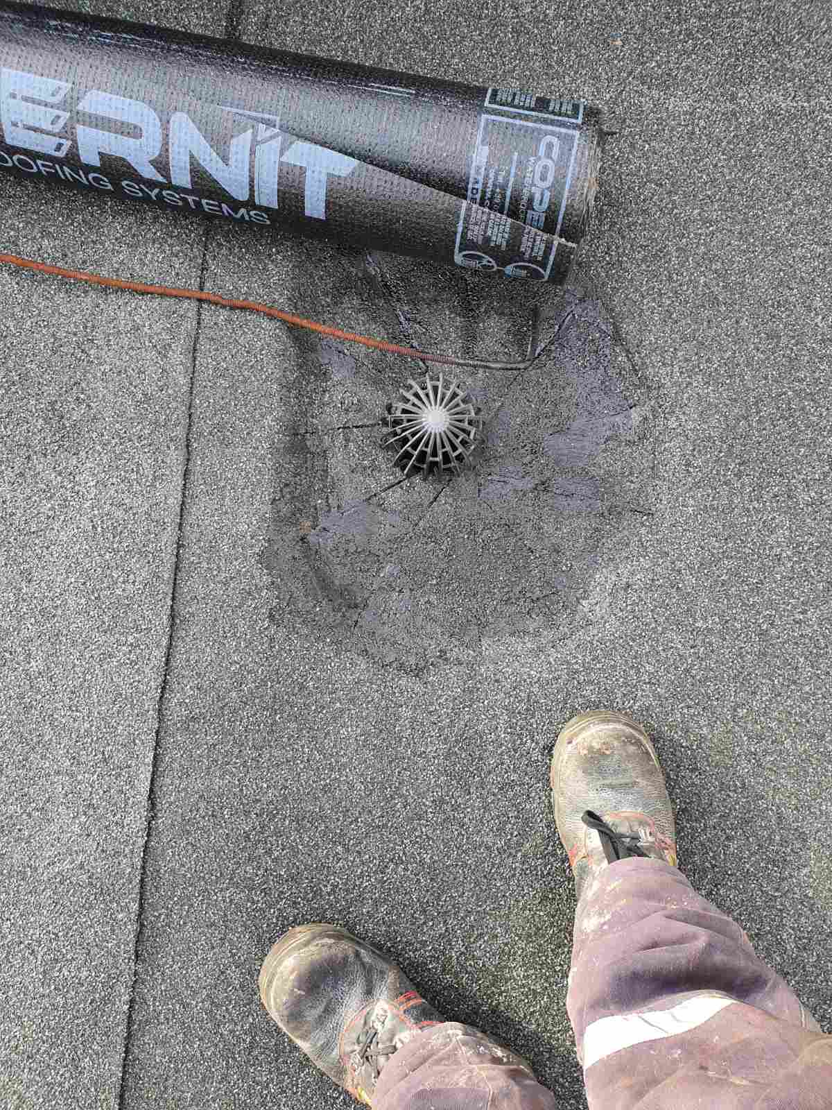 Полагане на хидроизолация при ремонт на покрив на магазин от голяма хранителна верига, Хидростоп