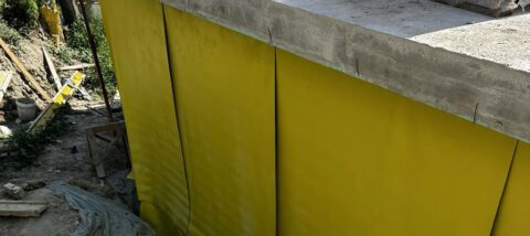 Етап от полагането на хидроизолацията на основи на къща