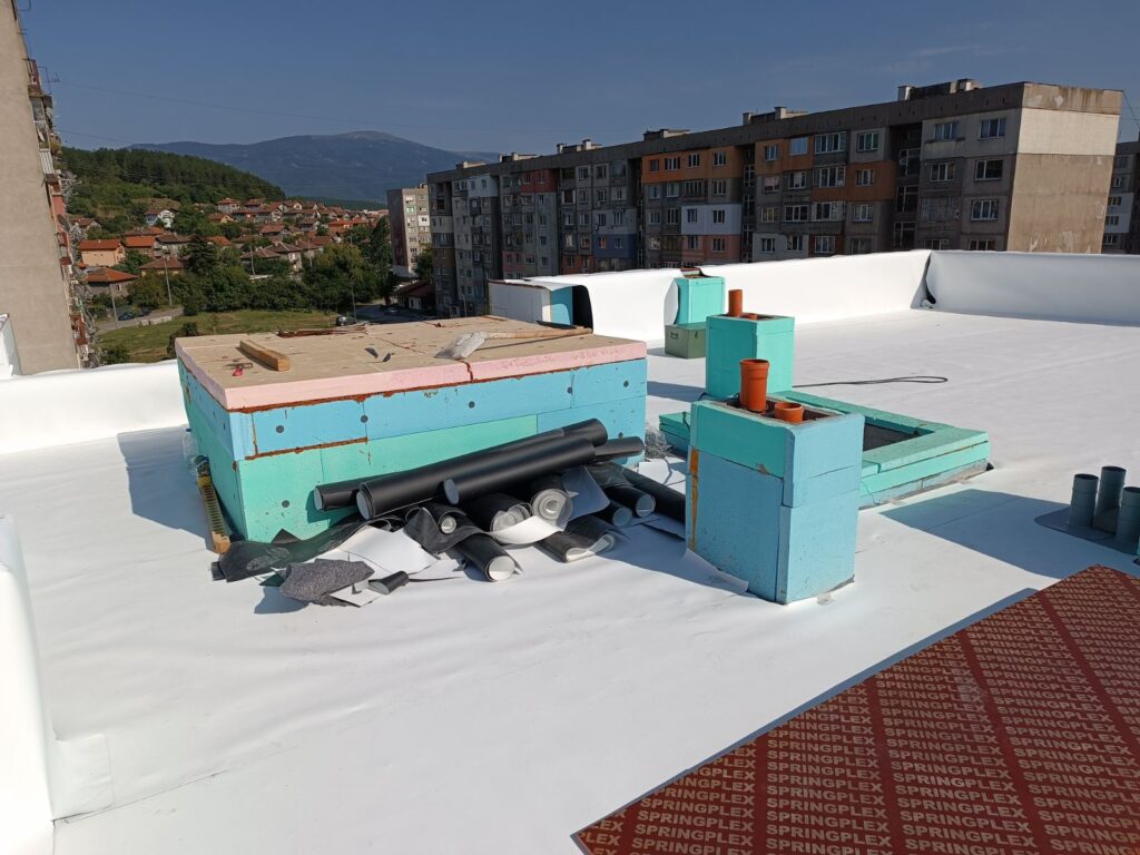 Полагане на хидроизолация при ремонт на покрив на кооперация в Перник, Хидростоп