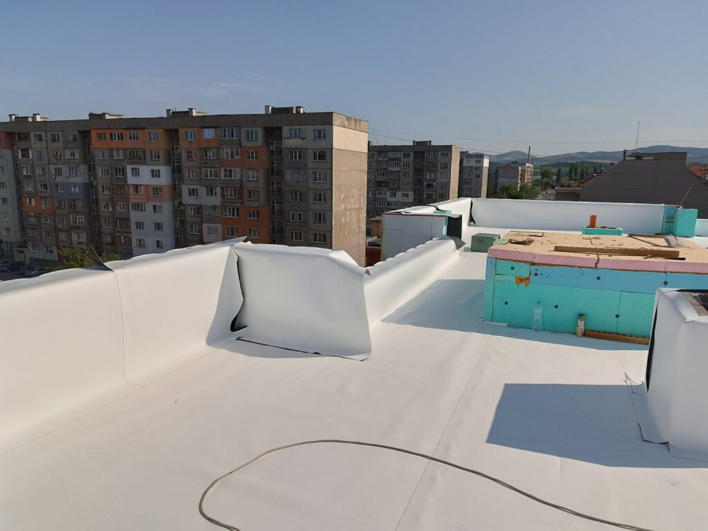 Полагане на хидроизолация при ремонт на покрив на кооперация в Перник, Хидростоп