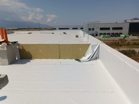 Поставяне на хидроизолационна мембрана на плосък покрив в Равно поле